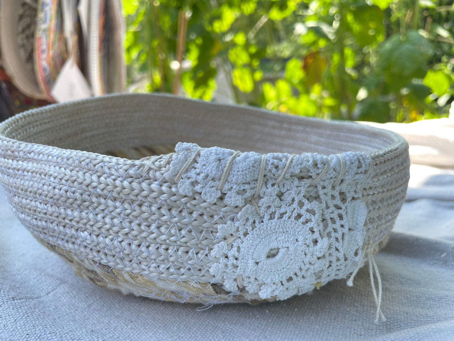 Sweet bee rope bowl/ basket