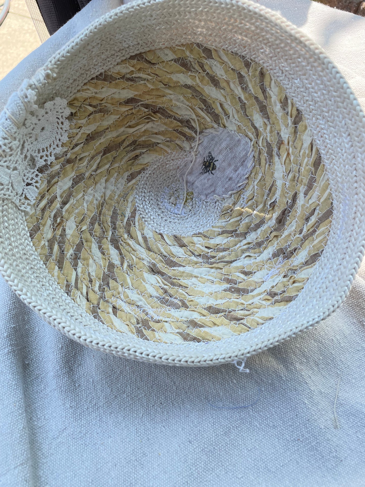 Sweet bee rope bowl/ basket